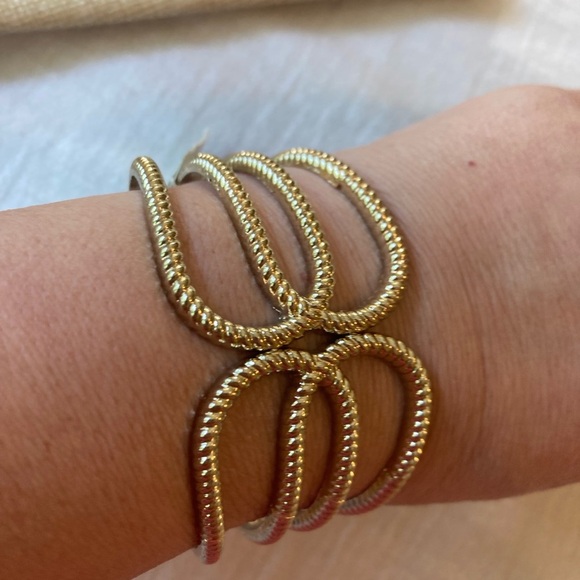 Hinged Statement Open Design Bracelet - Picture 5 of 5